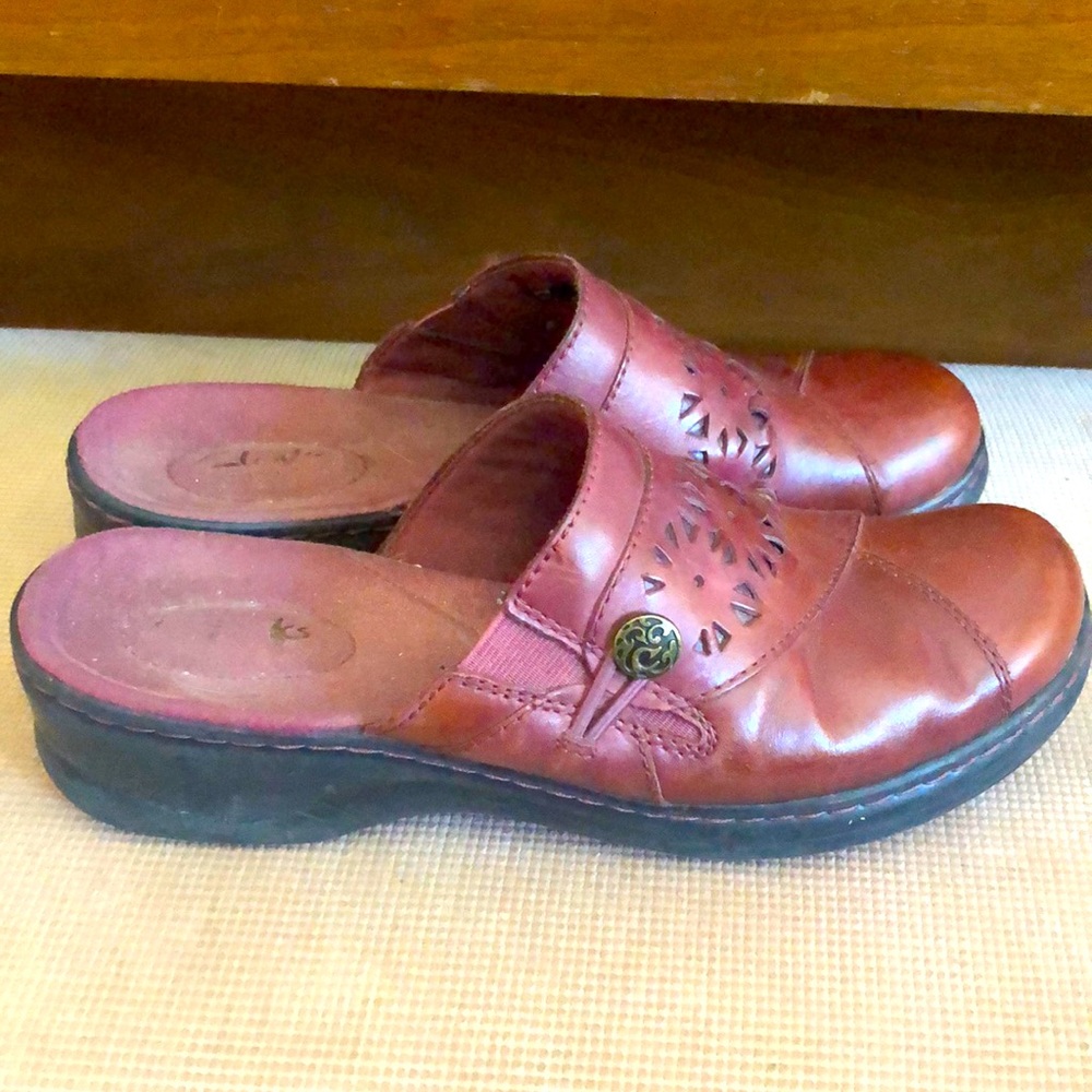 Clarks genuine leather slip on clogs - Picture 3 of 4
